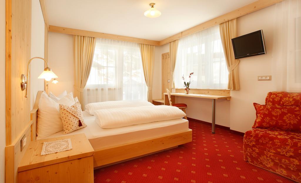 Apartments Antines Селва ди Вал Гардена Стая снимка