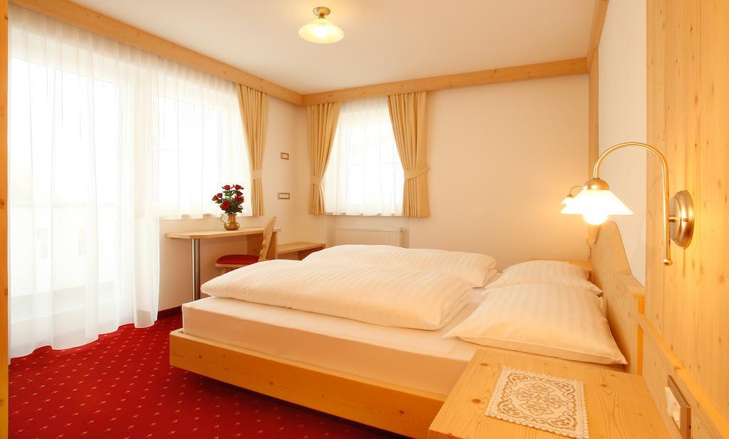 Apartments Antines Селва ди Вал Гардена Стая снимка