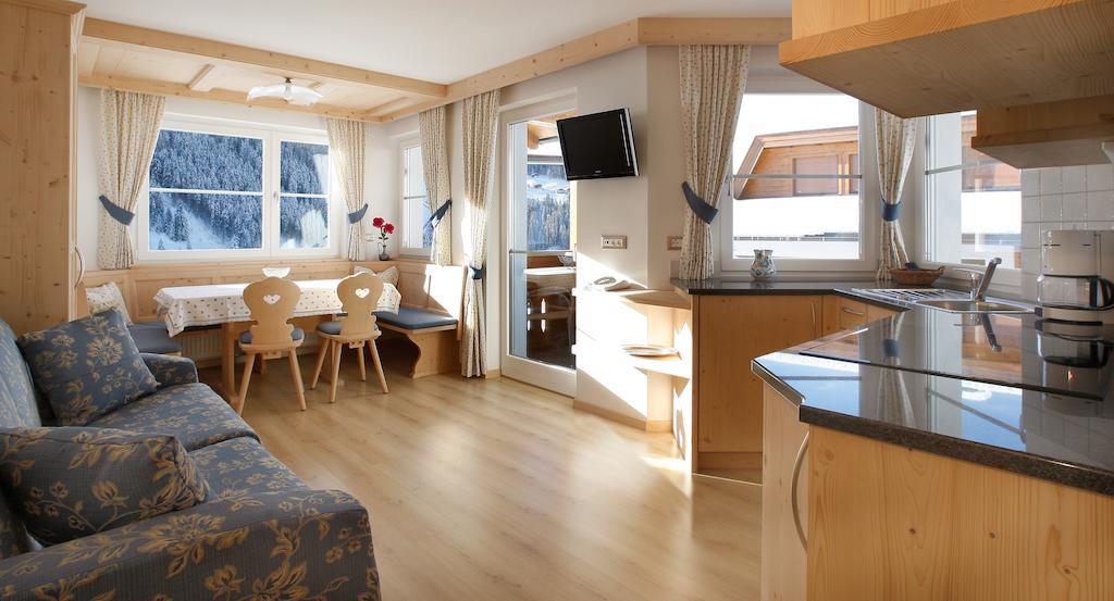 Apartments Antines Селва ди Вал Гардена Стая снимка
